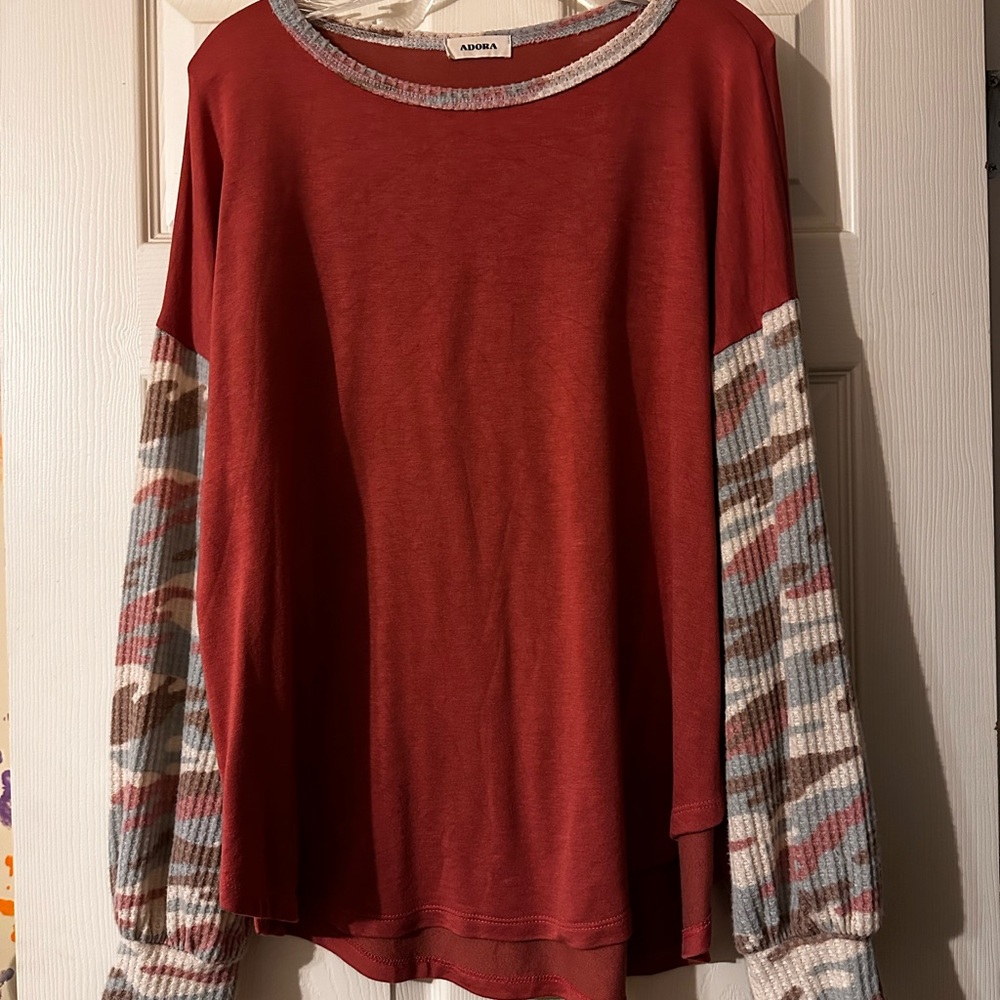 Cute long sleeve comfy top.  Worn only 1 time.  Size Large.